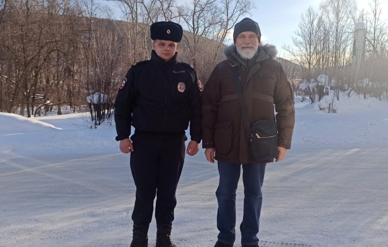 В Кусе полицейские помогли мужчине вытащить машину из снежного плена